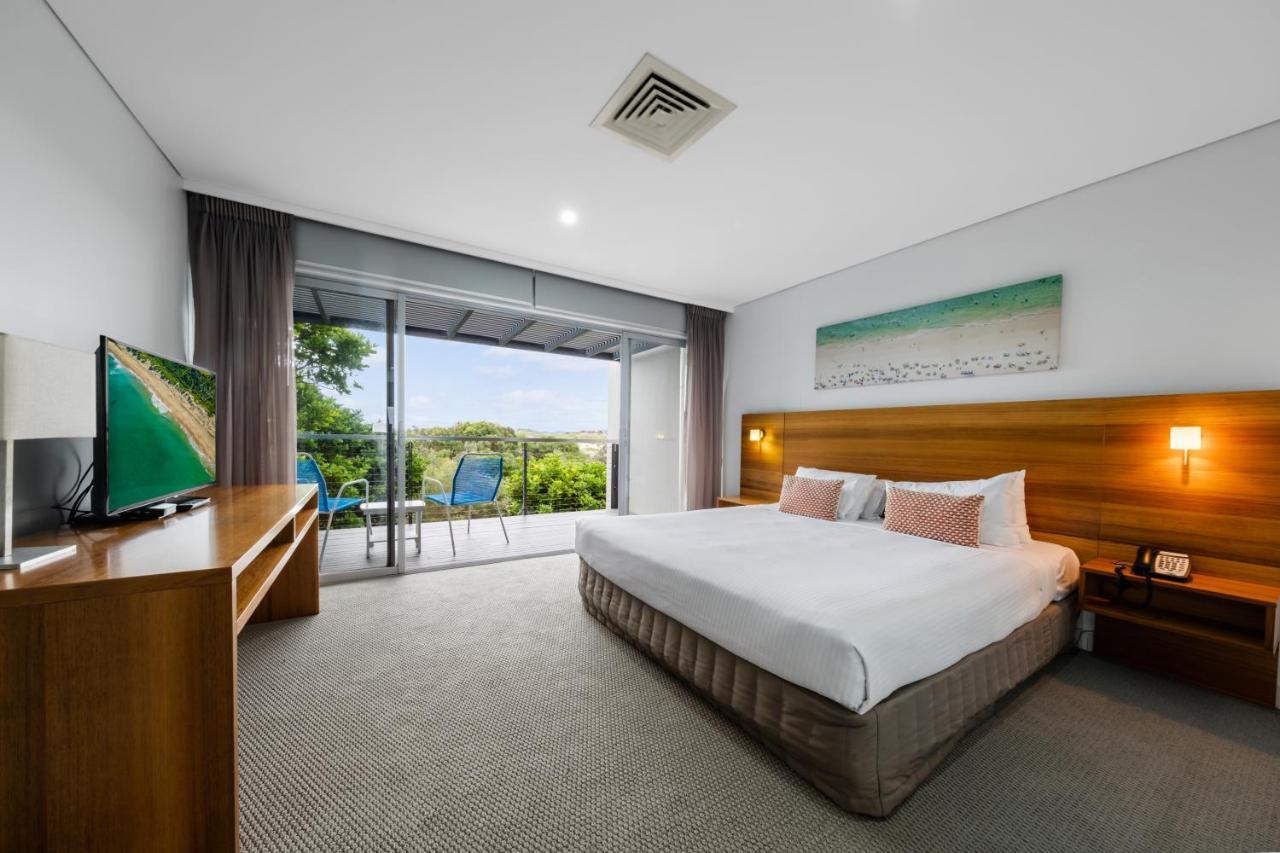 Pullman Magenta Shores Resort Entrance Exteriör bild A bedroom at the Mantra on Saltwater Island