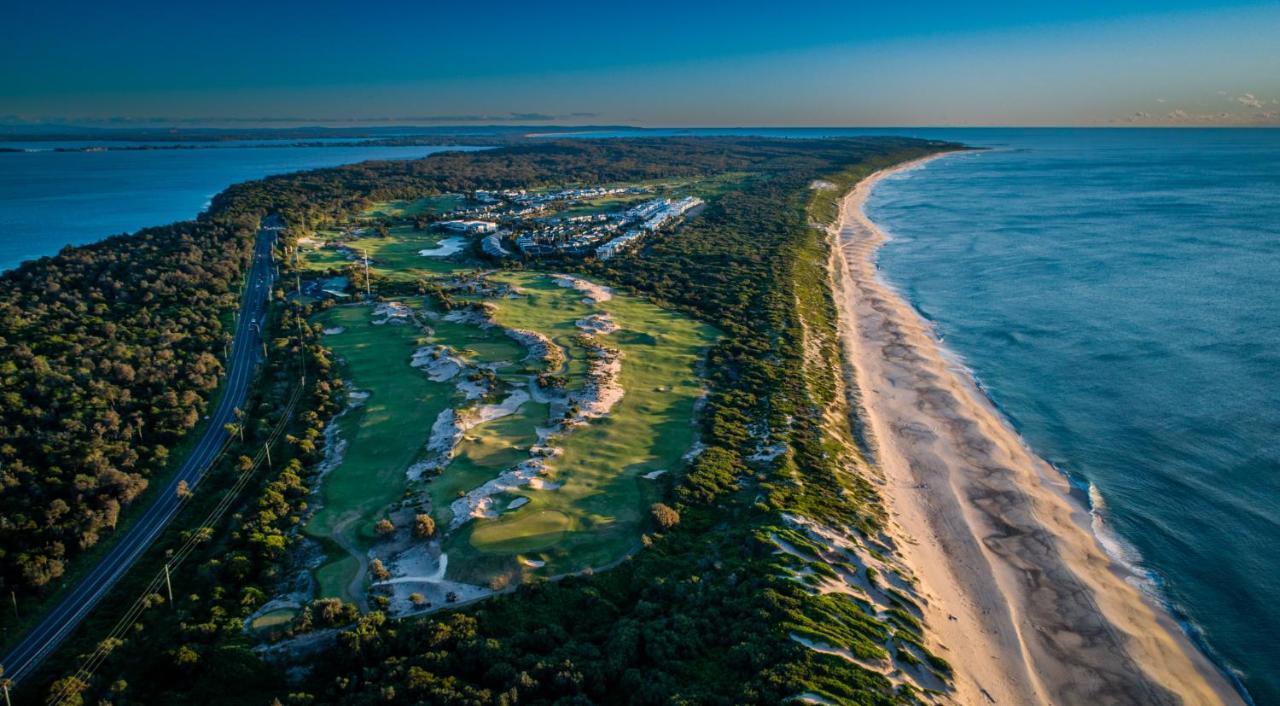 Pullman Magenta Shores Resort Entrance Exteriör bild Aerial view of the golf course
