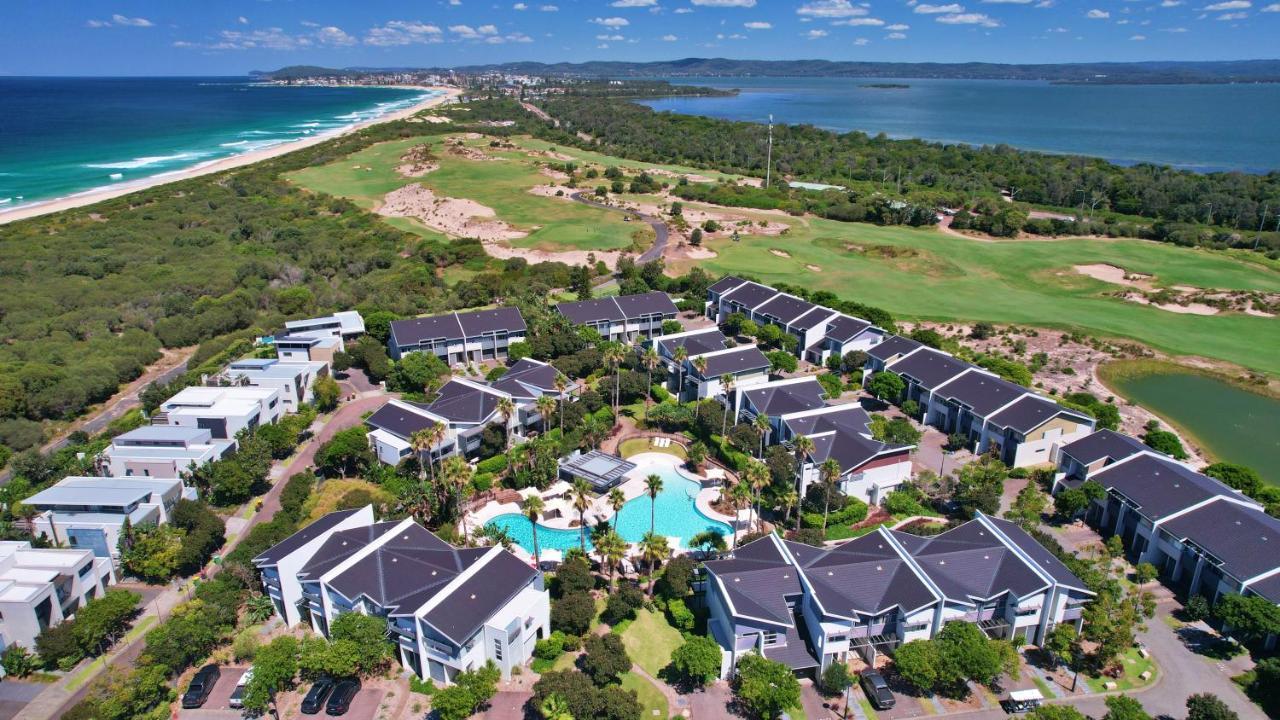 Pullman Magenta Shores Resort Entrance Exteriör bild Aerial view of the golf course at the Bay Club