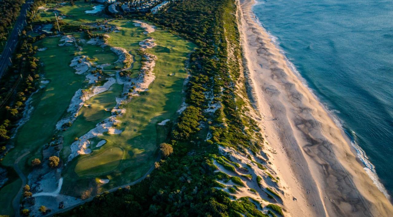Pullman Magenta Shores Resort Entrance Exteriör bild Aerial view of the 18th hole at the 2018 U.S. Open