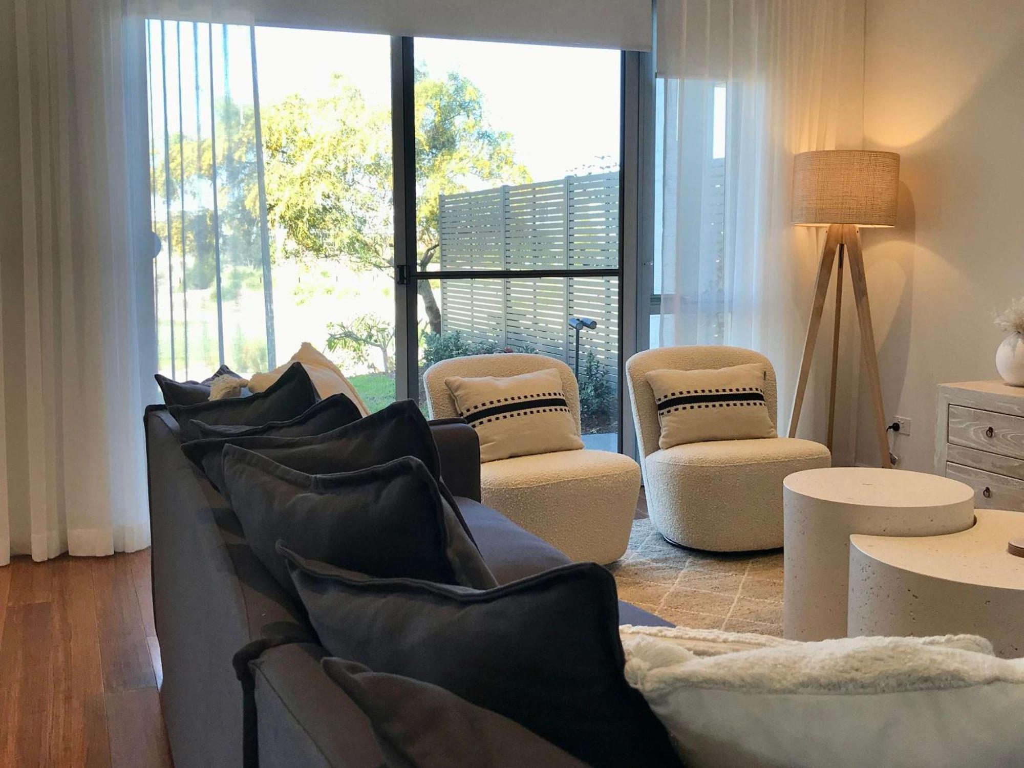 Pullman Magenta Shores Resort Entrance Exteriör bild A living room in a typical apartment at the complex