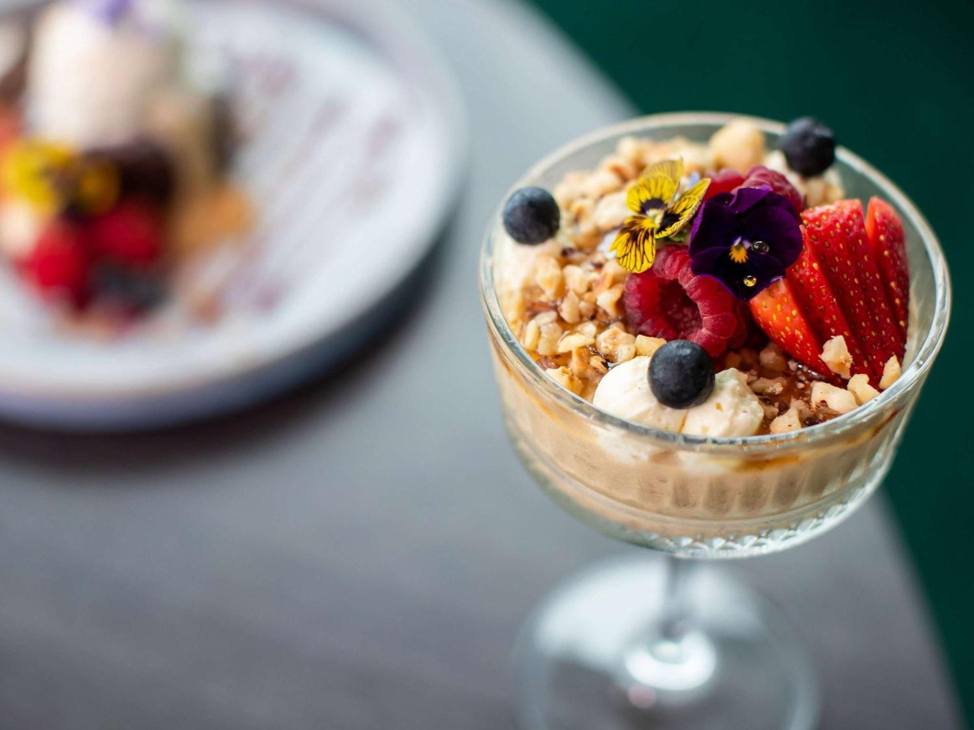 Pullman Magenta Shores Resort Entrance Exteriör bild A parfait with granola and fruit