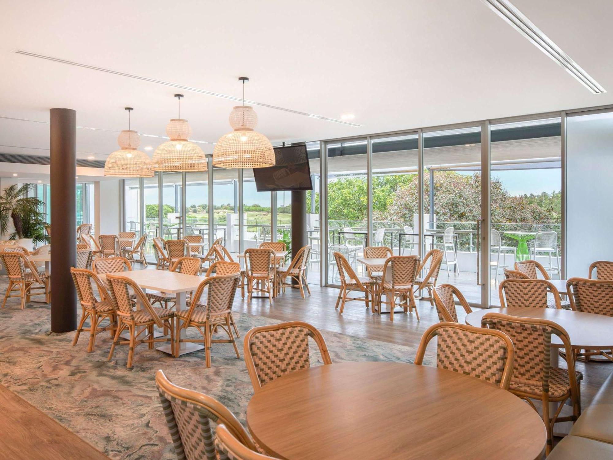 Pullman Magenta Shores Resort Entrance Exteriör bild The River Club