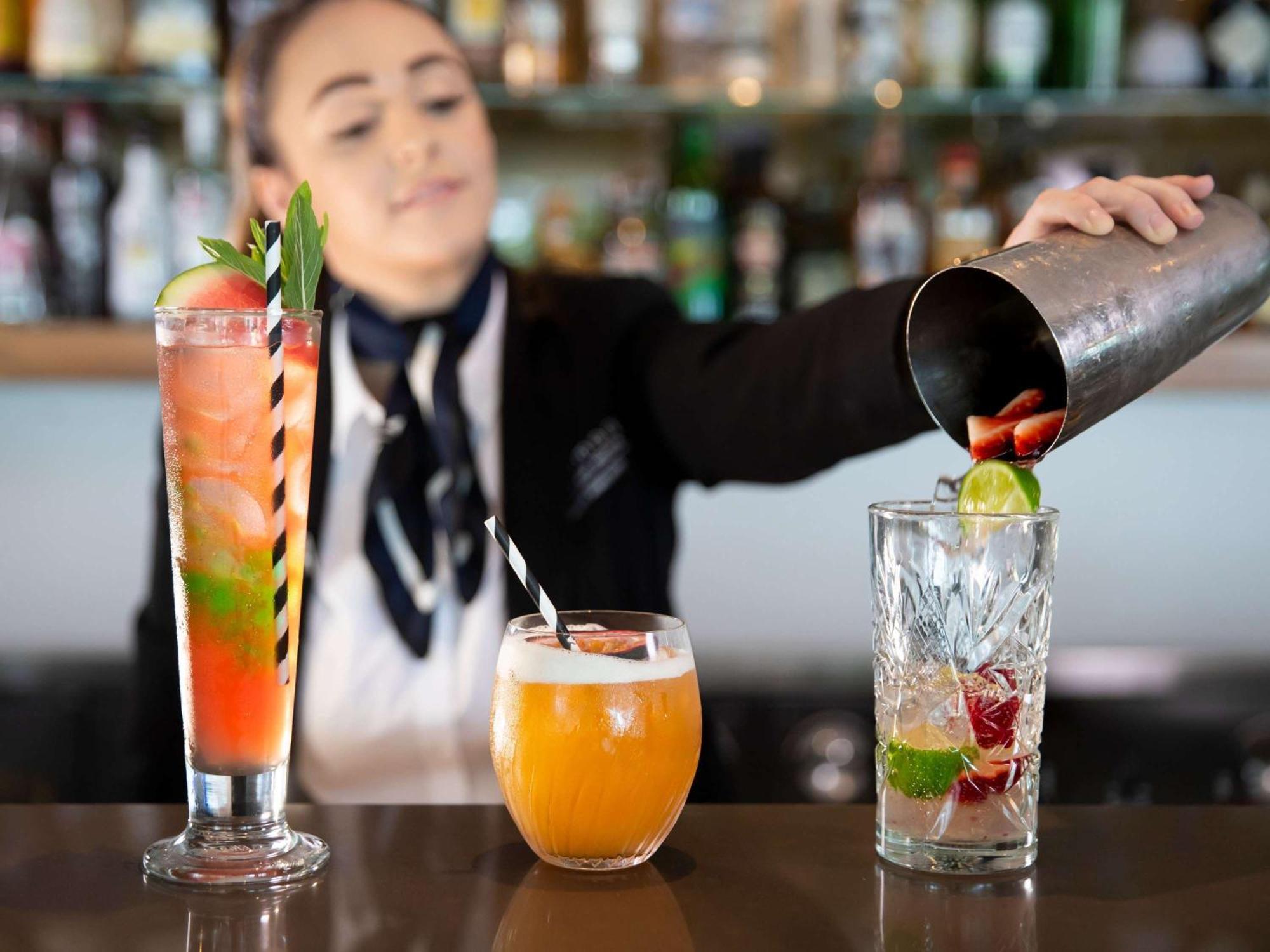 Pullman Magenta Shores Resort Entrance Exteriör bild A bartender mixing drinks