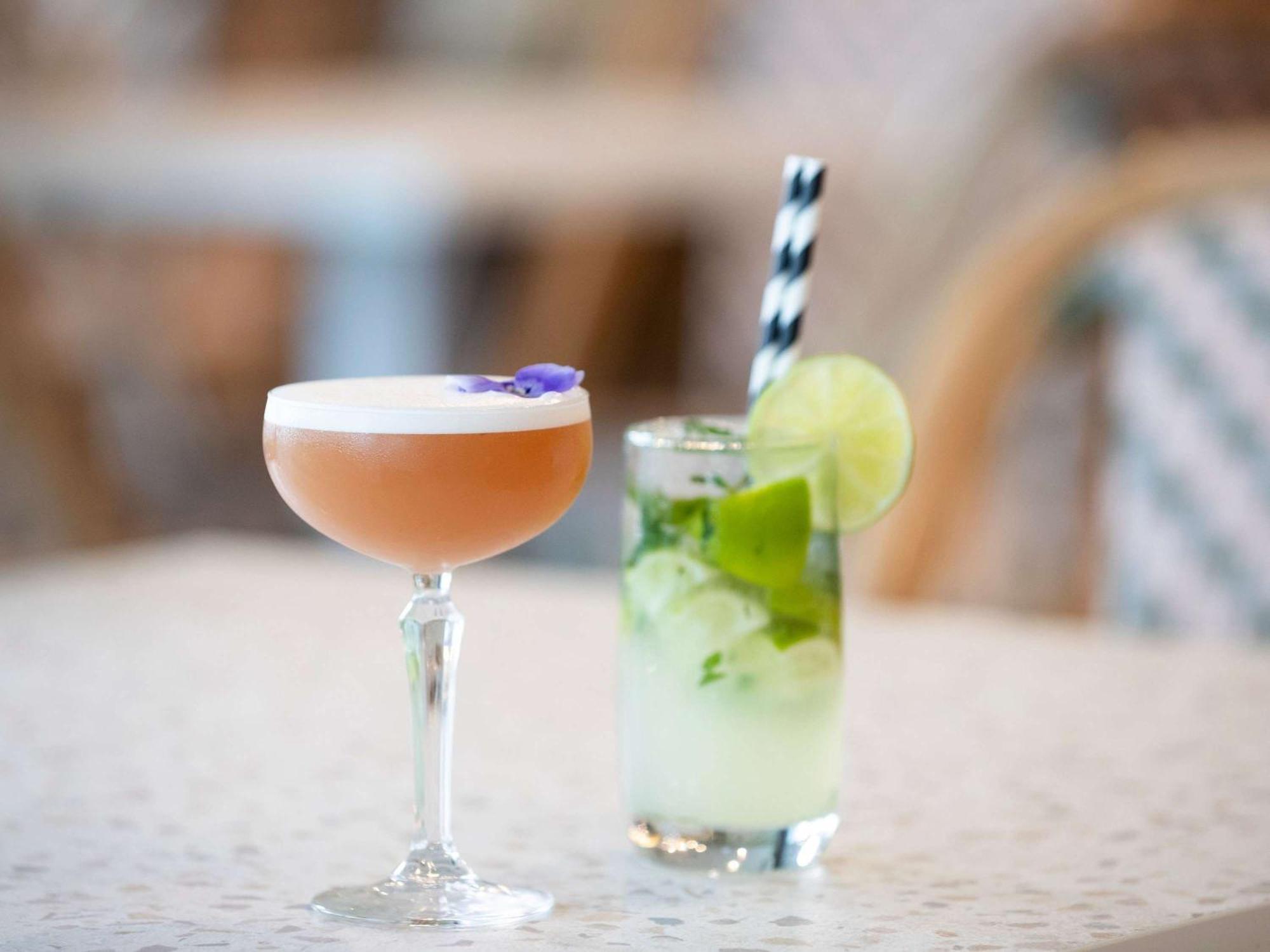 Pullman Magenta Shores Resort Entrance Exteriör bild A Clover Club (left) and a Mint Julep (right)