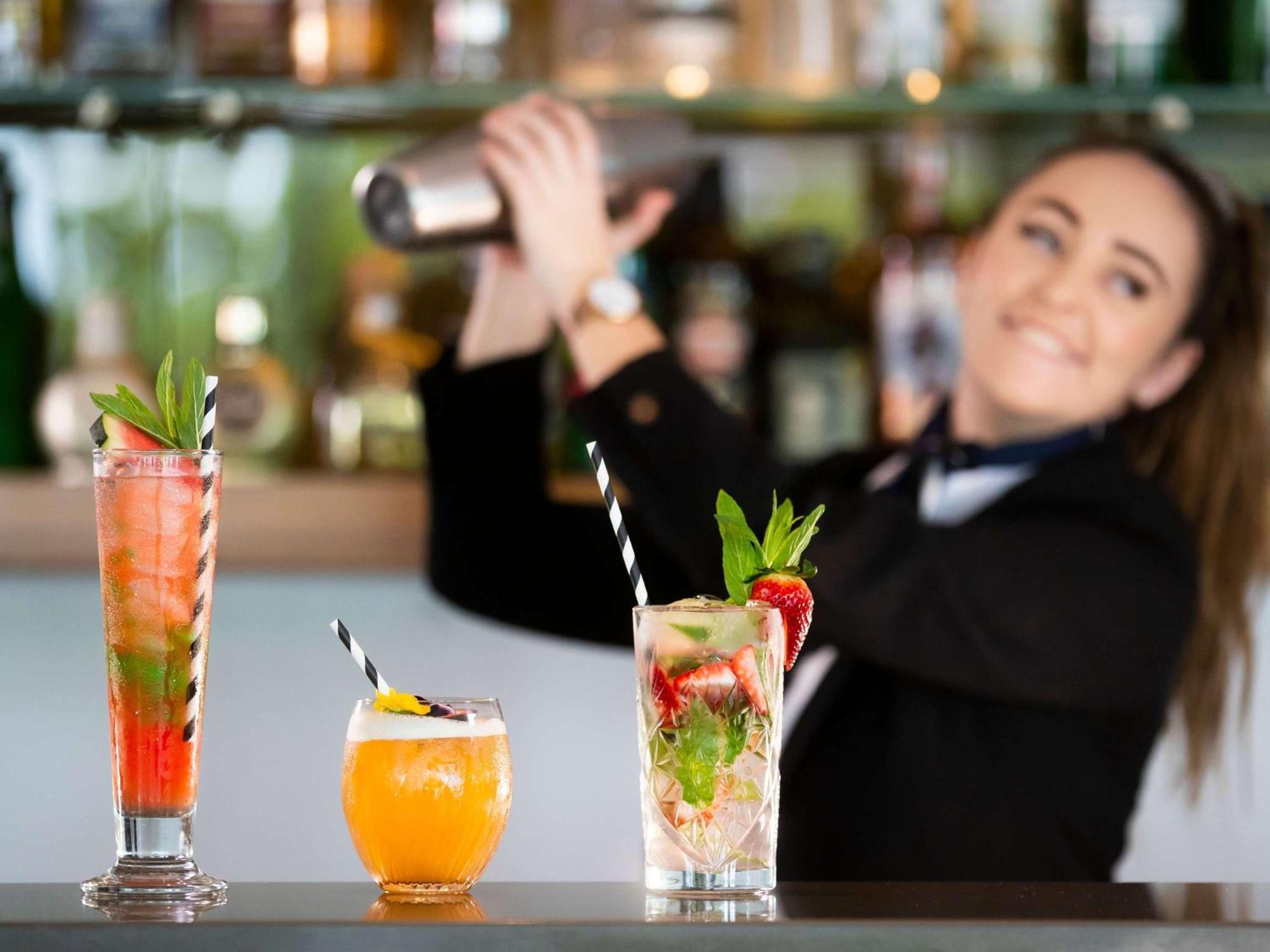 Pullman Magenta Shores Resort Entrance Exteriör bild A bartender shaking a cocktail